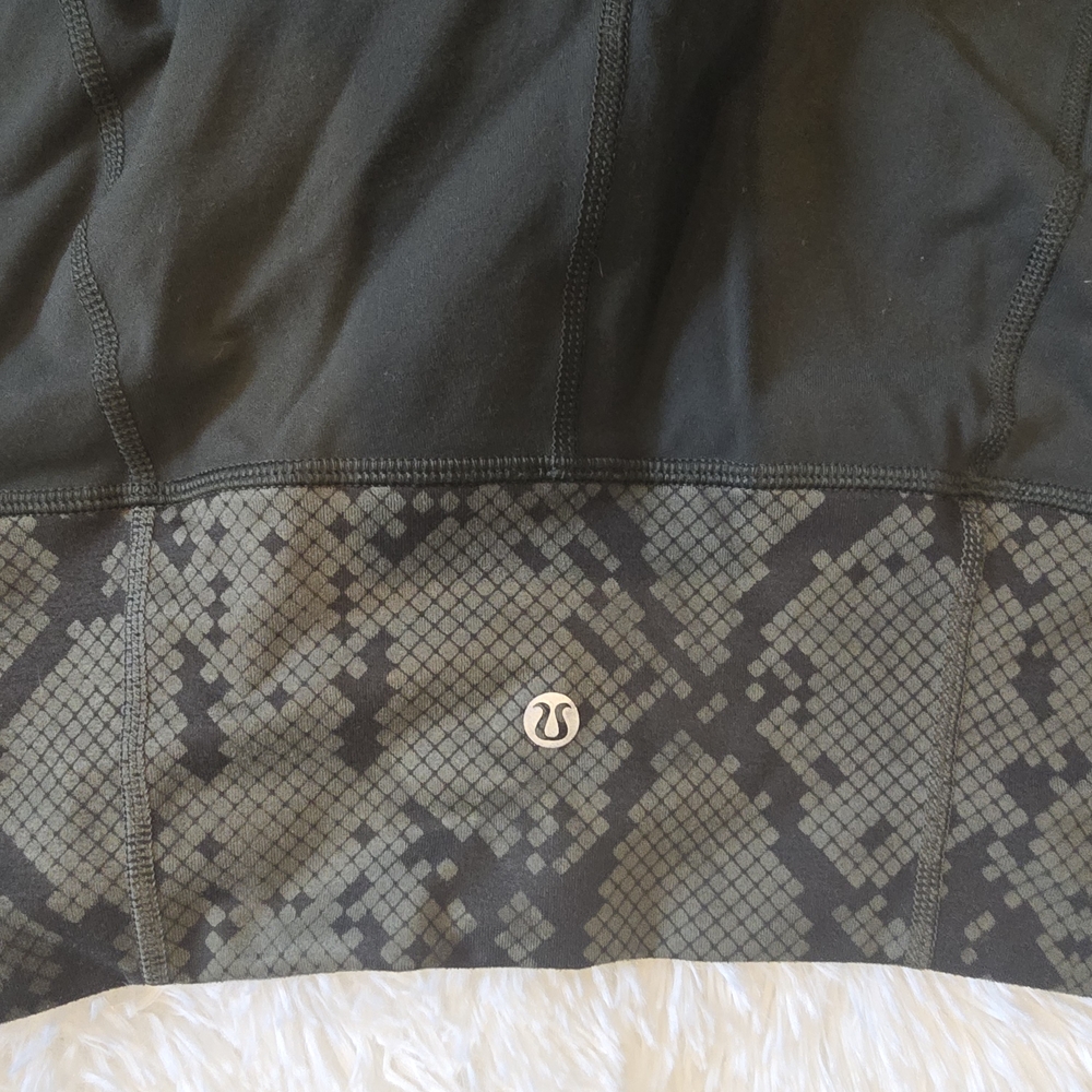 Lululemon Vintage Gator Green Groove Pants. Size 8. GUC. - Picture 5 of 5